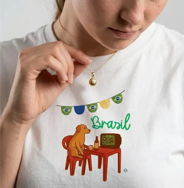 camiseta branca com o vira-lata caramelo assistindo futebol