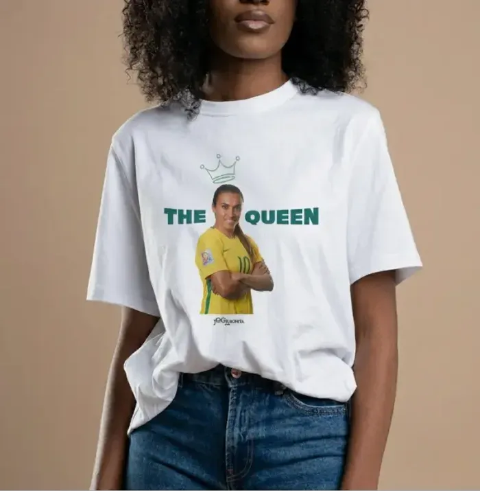 camiseta branca "the queen" com a marta